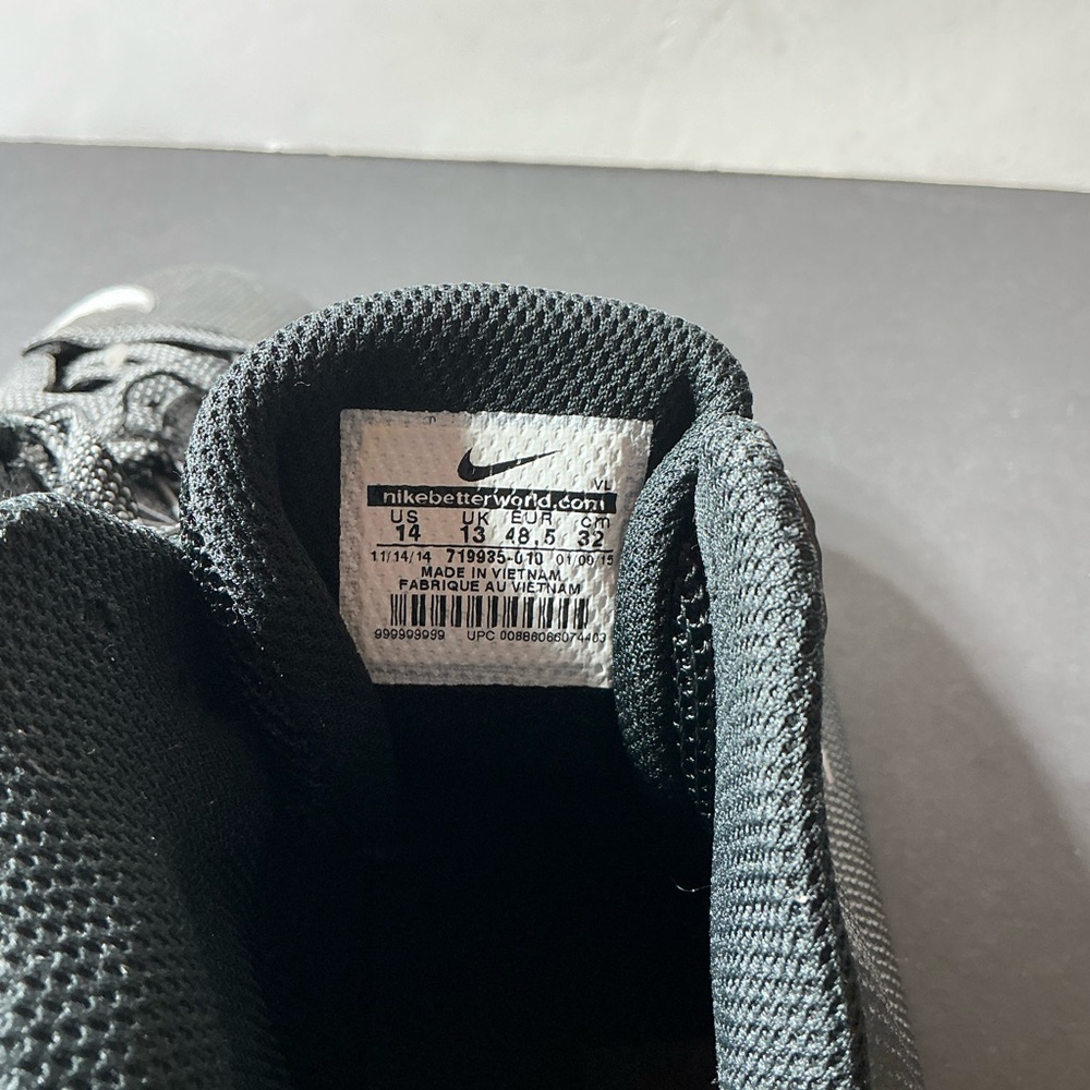 Nike Black and white Soccer Cleats - Picture 5 of 6